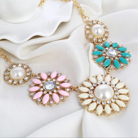 $2 FLORAL NECKLACE. NEW. $2 WITH ANY $10 ORDER OR MORE - Picture 7 of 13